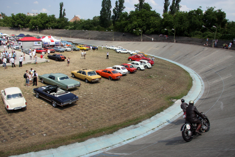 Illustration for article titled Classic Car Ownership Is Made Greater By The People Around You